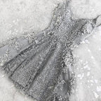 Robe de soirée corail simple courte à col en V avec applications de dentelle et perles 