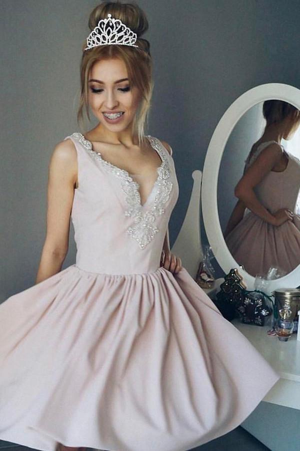 Robes de bal simples en satin, col en V profond, sans manches, avec appliques 