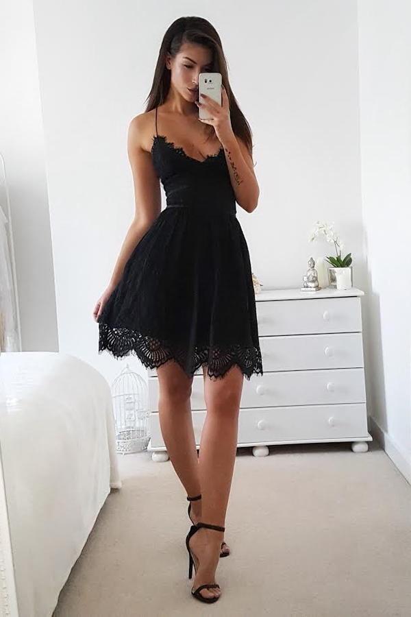 Robe de bal courte dos nu à nouer, sans manches, ornée d'appliqués, à petit prix