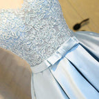Robe de bal bleu clair en satin à col en V, robe de soirée ornée d'appliqués