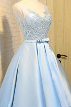 Robe de bal bleu clair en satin à col en V, robe de soirée ornée d'appliqués