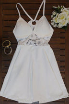 Robe de bal blanche simple, coupe trapèze, col en V, bretelles spaghetti, dos croisé