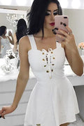 Vestido corto sencillo de corte A con escote cuadrado, ideal para fiestas de graduación o bailes de bienvenida.
