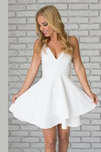 Robes de bal de promo simples en satin à col en V et fines bretelles spaghetti pour adolescentes