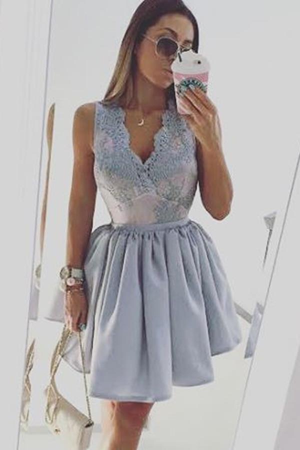 Vestido de fiesta económico color lavanda claro con escote en V profundo y apliques. 