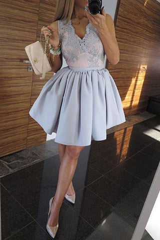 Robe de soirée lilas clair à décolleté en V profond ornée d'appliques, à petit prix. 