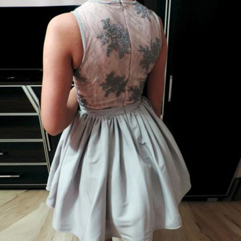 Robe de soirée lilas clair à décolleté en V profond ornée d'appliques, à petit prix. 