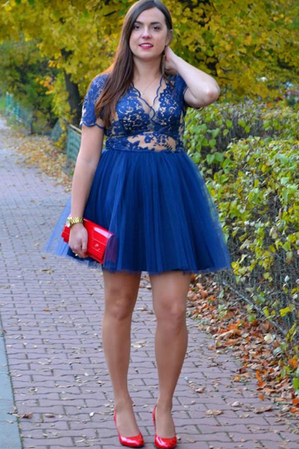 Robe de bal transparente à manches courtes et décolleté en V profond ornée d'appliqués