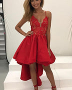 Vestido rojo de fiesta con escote en V profundo y corte asimétrico, estilo espagueti, ideal para ocasiones especiales.