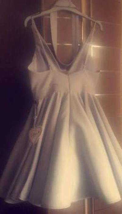 Robe de bal de fin d'année lavande clair, décolleté en V profond, sans manches, ornée d'appliqués et de plis