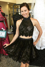 Vestido de fiesta económico de dos piezas, negro, con cuello halter, encaje, espalda descubierta y apliques 