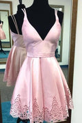 Vestido corto de satén rojo de corte A con escote en V profundo para baile de bienvenida, modelo MH302