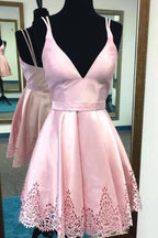 Vestido corto de satén rojo de corte A con escote en V profundo para baile de bienvenida, modelo MH302