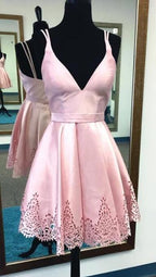 Vestido corto de satén rojo de corte A con escote en V profundo para baile de bienvenida, modelo MH302