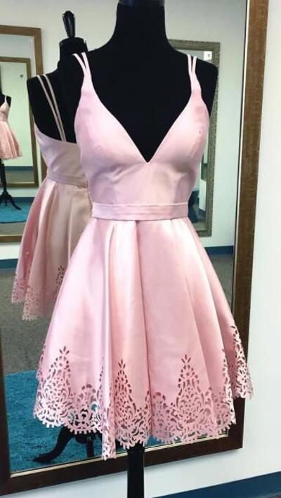 Vestido corto de satén rojo de corte A con escote en V profundo para baile de bienvenida, modelo MH302