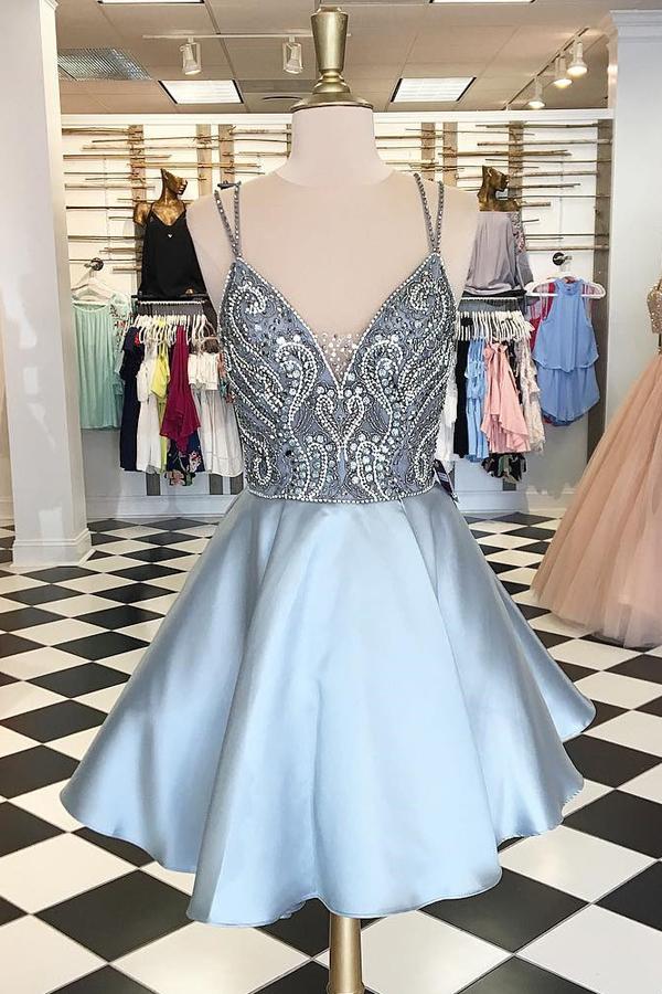 Robe de bal courte argentée à col en V ornée de perles et bretelles