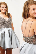 Robe de bal courte argentée à col en V ornée de perles et bretelles