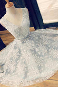 Vestido de fiesta azul claro, corte en A, escote en V, espalda descubierta con encaje y cinturón.