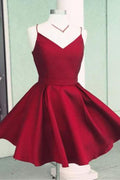 Vestido de fiesta burdeos de satén, corte en A, tirantes finos, espalda descubierta y lazo.