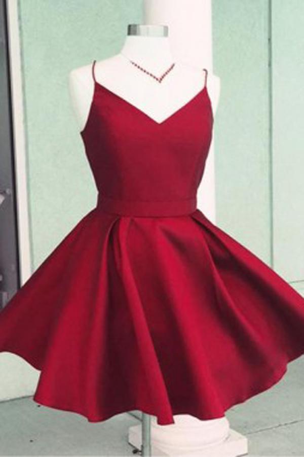 Vestido de fiesta burdeos de satén, corte en A, tirantes finos, espalda descubierta y lazo.