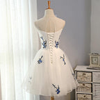 Robe de bal courte en tulle à broderies florales, coupe trapèze, à petit prix