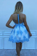 Vestido de fiesta corto azul de corte princesa sin mangas con apliques