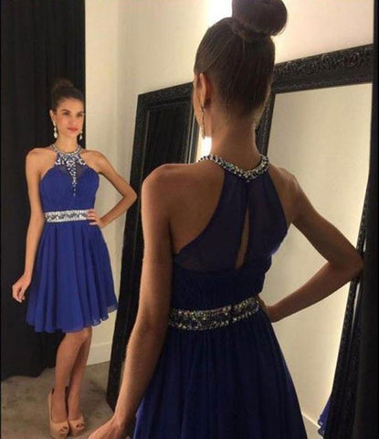 Vestido corto de fiesta de gasa con escote halter, corte en A y pedrería.