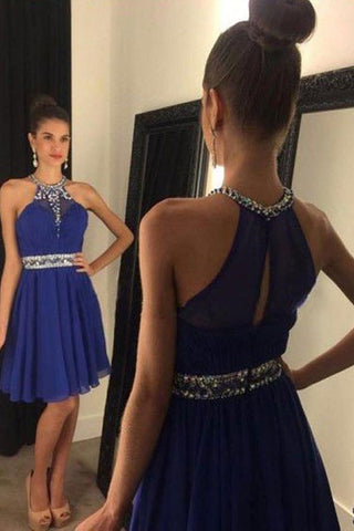 Vestido corto de fiesta de gasa con escote halter, corte en A y pedrería.