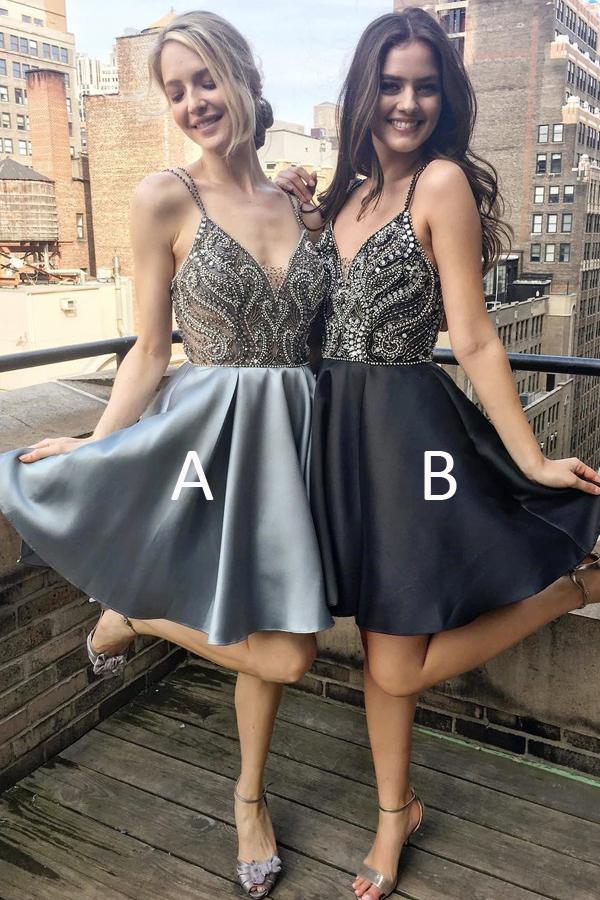 Robe de bal courte argentée trapèze à col en V et fines bretelles spaghetti