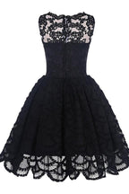 Vestido corto de fiesta estilo vintage con encaje, corte en A y borde festoneado. 