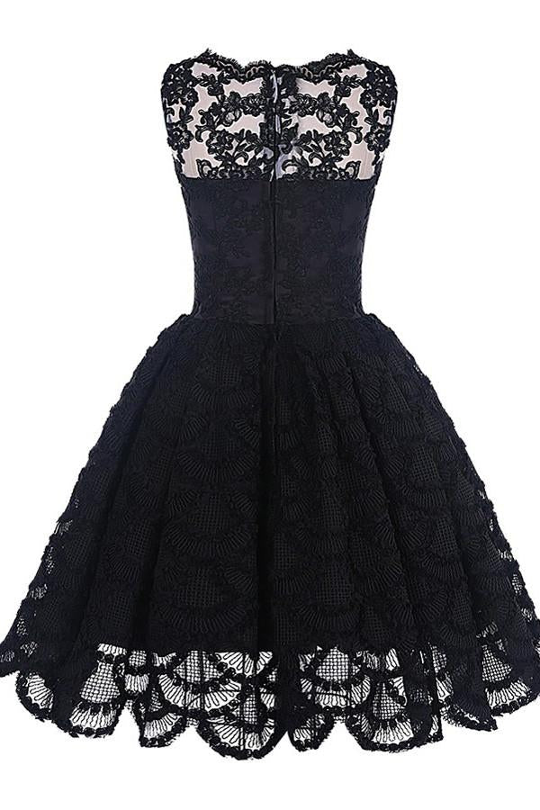 Robe de bal vintage courte en dentelle, coupe trapèze et bord festonné. 