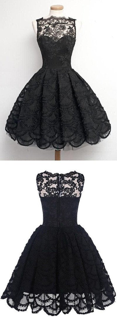 Robe de bal vintage courte en dentelle, coupe trapèze et bord festonné. 