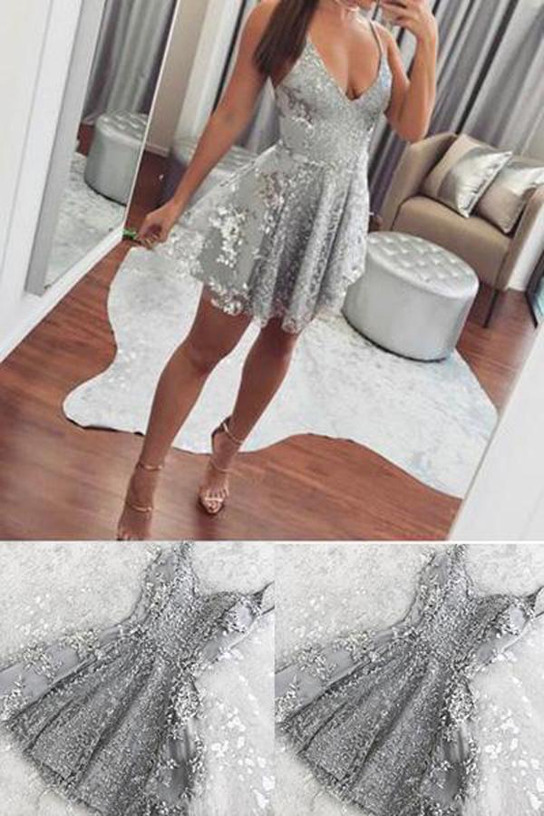 Robe de bal courte argentée à fines bretelles et col en V en dentelle pour adolescentes