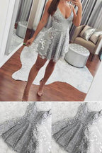 Robe de bal courte argentée à fines bretelles et col en V en dentelle pour adolescentes