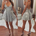 Robe de bal courte argentée à fines bretelles et col en V en dentelle pour adolescentes
