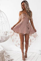 Robe de bal tendance rose poudré, coupe trapèze, en dentelle, épaules dénudées, asymétrique.