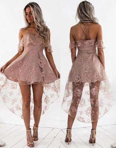 Robe de bal tendance rose poudré, coupe trapèze, en dentelle, épaules dénudées, asymétrique.