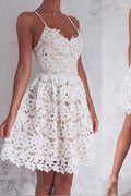 Vestido corto de fiesta con tirantes finos y cordones, corte en A, ideal para baile de bienvenida o graduación.