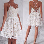 Vestido corto de fiesta con tirantes finos y cordones, corte en A, ideal para baile de bienvenida o graduación.