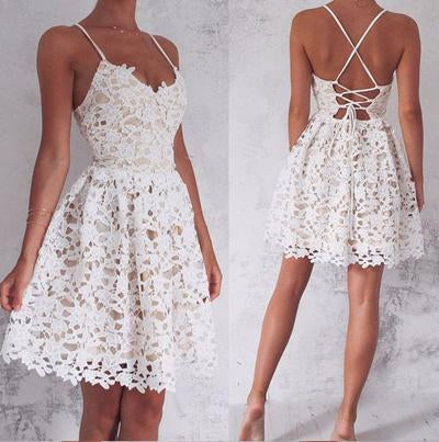 Vestido corto de fiesta con tirantes finos y cordones, corte en A, ideal para baile de bienvenida o graduación.
