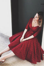 Robe de bal courte à manches courtes en dentelle et col en V