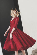 Robe de bal courte à manches courtes en dentelle et col en V