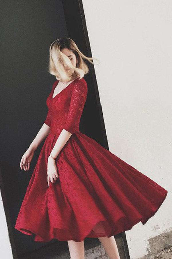 Robe de bal courte à manches courtes en dentelle et col en V