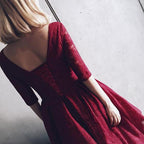 Robe de bal courte à manches courtes en dentelle et col en V