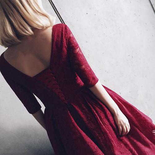 Robe de bal courte à manches courtes en dentelle et col en V
