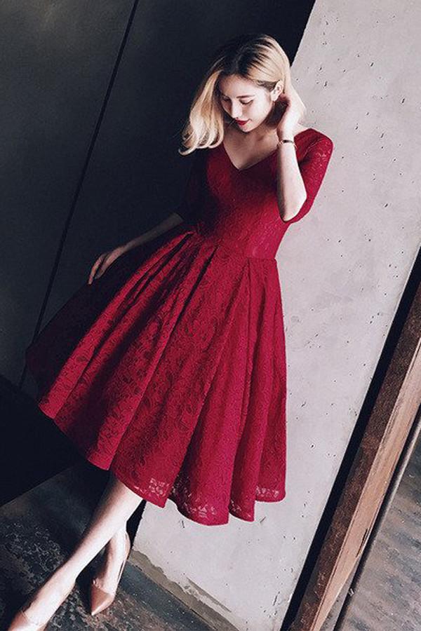 Robe de bal courte à manches courtes en dentelle et col en V