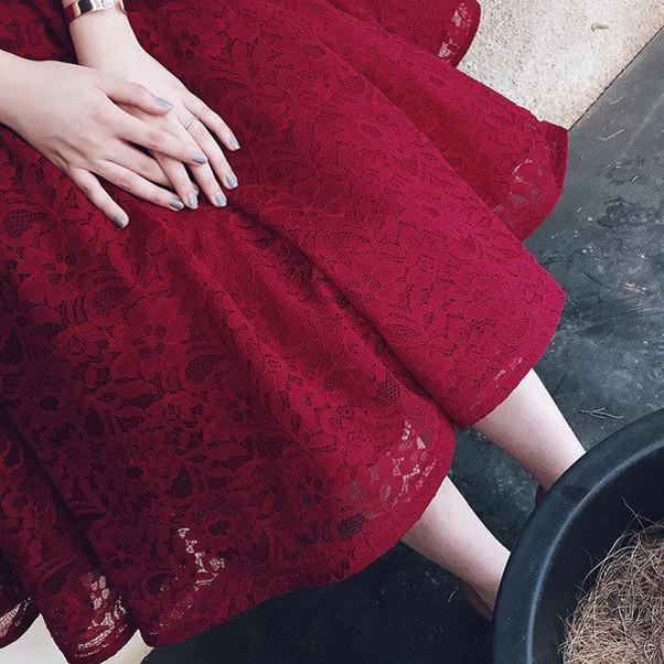 Robe de bal courte à manches courtes en dentelle et col en V