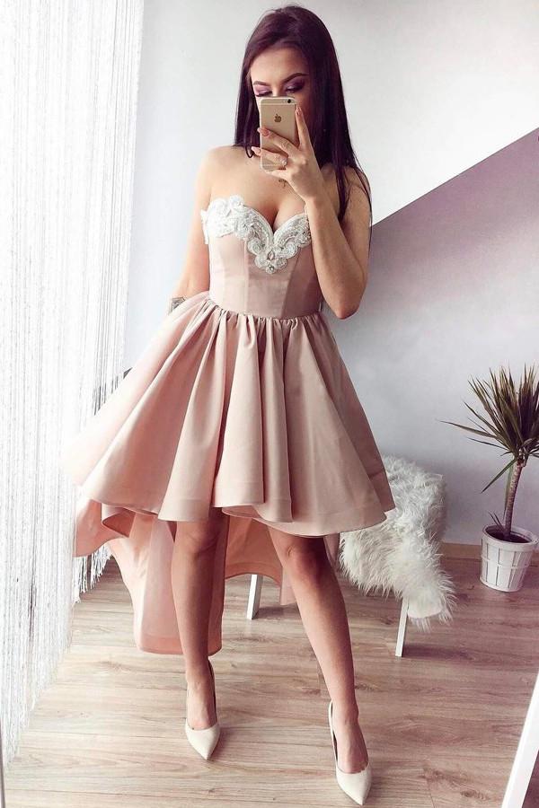 Vestidos de fiesta de satén elásticos de corte A con escote corazón y corte asimétrico, adornados con cuentas.