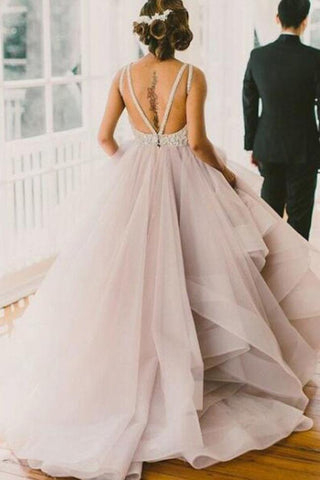 Robe de bal sans manches en tulle à col montant et décolleté rond, avec traîne. 
