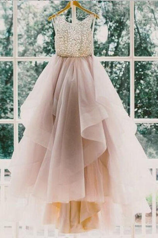 Robe de bal sans manches en tulle à col montant et décolleté rond, avec traîne. 